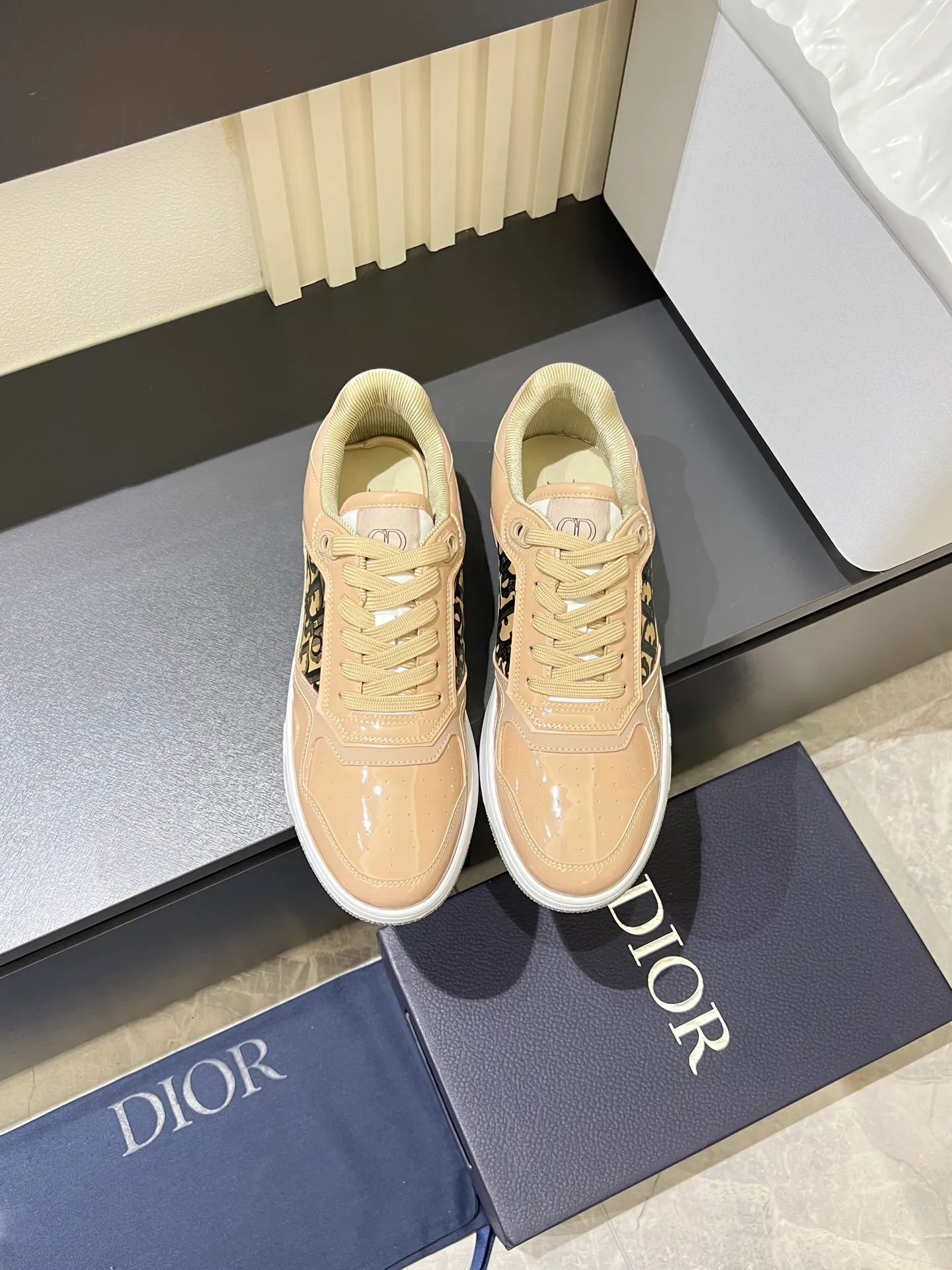 Men's shoes 💰p400 "Dio*" mid-top B27 casual sneakers. This B27 high-top sneaker is a new product in the series and continues Di*r's classic style. Crafted from gray and white smooth calf leather with beige and black Oblique print panels on the sides. The "CD Icon" shaped shoelace eyelets are clever and delicate, and the two-color rubber sole, rear collar and heel are all equipped with the brand's iconic details to enhance the style. Oblique printed straps at the ankle allow for an adjustable fit to complement the overall design. Fashionable and versatile, it can complement any look. Create an exquisite design with unique dynamic vitality and modern atmosphere, presented in low-top and high-top styles. This new must-have shoe adds a new dimension to Dior's archive heritage, embodying modern elegance. Purchase the original version and make it 1:1. If you need top quality, please come to me! Male 38-44!